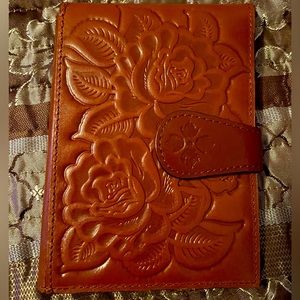 NWOT Patricia Nash Passport Holder/wallet in Tan